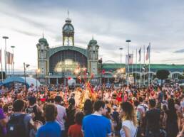 Mezinárodní festival pouliční divadla, který se koná v Praze již od roku 2008. Nabízí to nejlepší z českého i mezinárodního pouličního divadla.