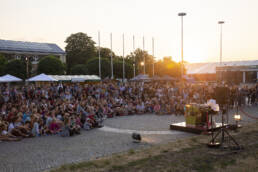 Mezinárodní festival pouliční divadla, který se koná v Praze již od roku 2008. Nabízí to nejlepší z českého i mezinárodního pouličního divadla.